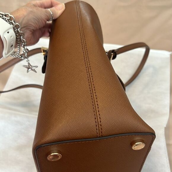 Michael Kors brown leather handbag lots of pockets roomy and adjustable handles - Picture 9 of 16